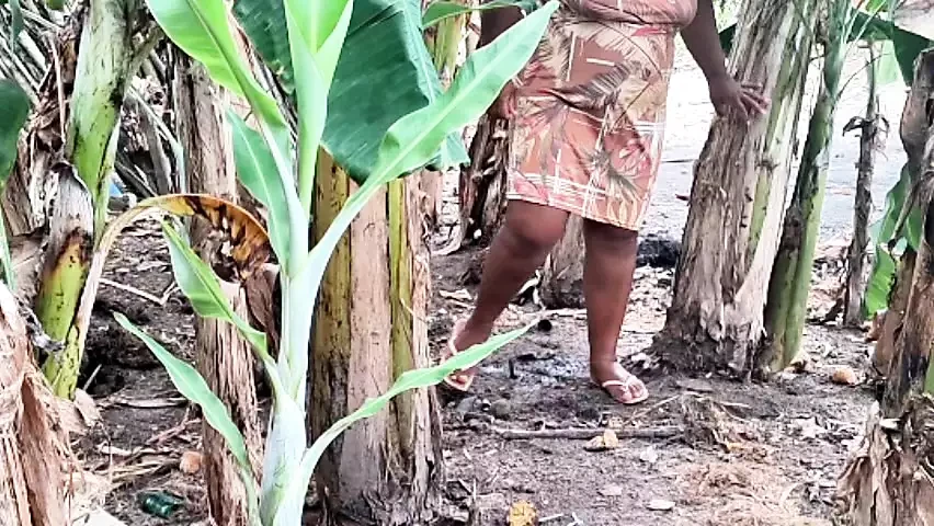 Indian aunt makes big pussy pees outdoors