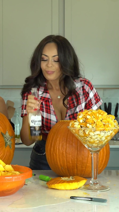 Kiki Mariah_970 Evelin faragjon tököt meztelen fotózás után