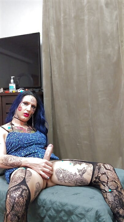 Ekstremno vrući tetovirani femboy se drka