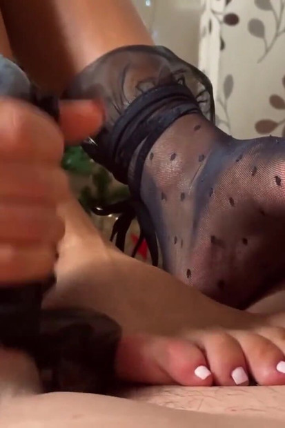 Adeline Murphy does a handjob & footjob in nylon socks