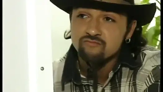 Remaja menggemaskan dengan memeknya yang berbulu difisting dan disodok