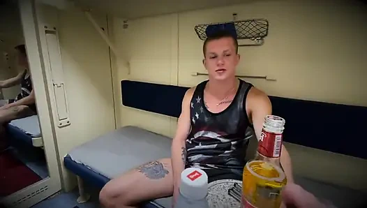 İki adam tren odasında bir yolcuyu sevişiyor ve güçlü bir şekilde onun vajinasına boşalıyor