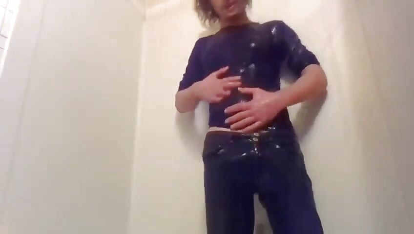 השתינה בג'ינס שלי, החלטתי להתקלח לבושה, חרמנית ומילולית
