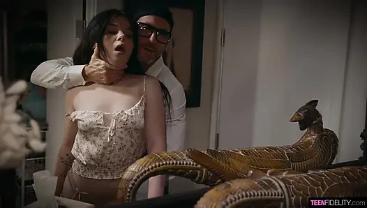 Heartbreaker Lola Valentine Gets Creampied