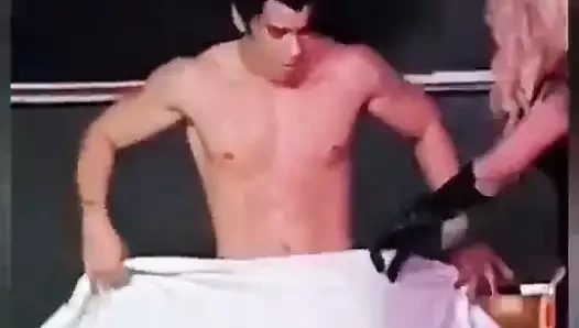 Küçük horoz ile striptizci