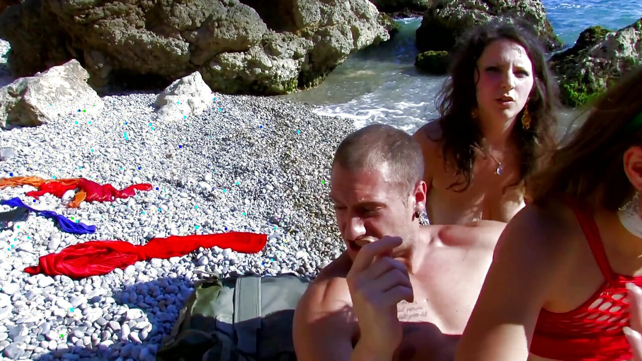 สาวนมใหญ่ในเย็ดหมู่สามคนบนชายหาด