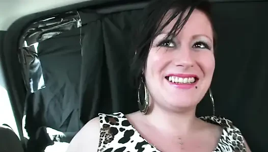 Französische MILF wird von stiefbrud im auto gefickt, während freund fährt