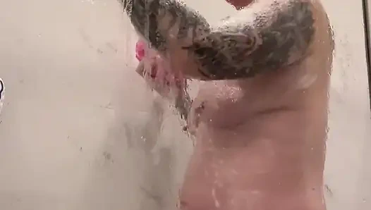 Mandi, fingering, dildo, dan muncrat