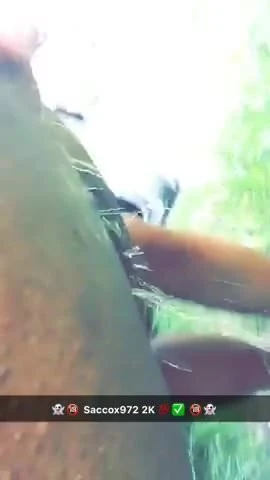 Hum une femme fontaine en pleine nature