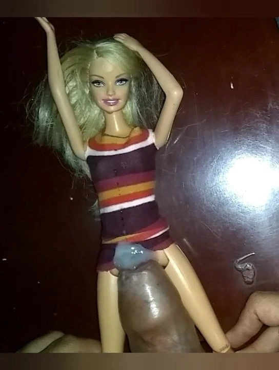 Margot ejaculação da boneca sob minissaia 1
