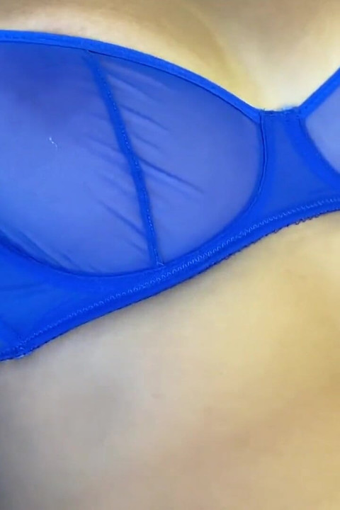Lepa žena pokazuje donji veš na sebi