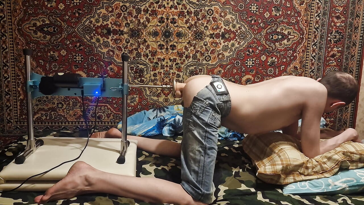 Sasha Earth in jeans Gets Her Hole Drilled by a Huge Dildo on a Fuck Machine