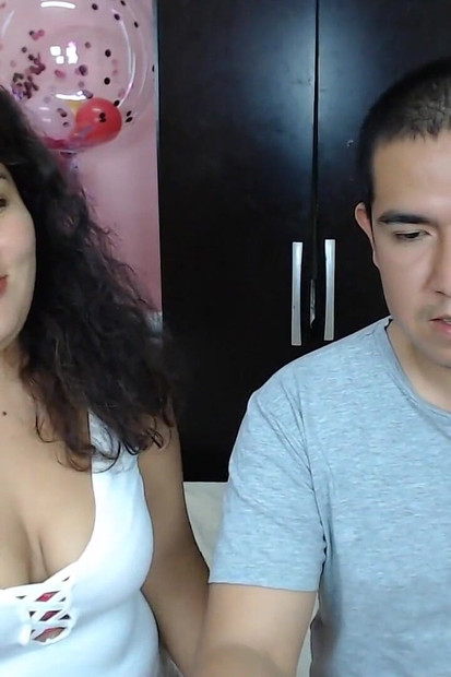 La mexicana Lulita se folla a su vecina delante de su marido con una garganta profunda