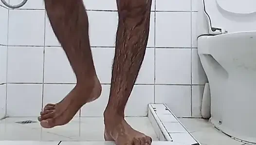 Ghar par akele bathroom me muthi maari bisexual pura maja liya nahate hwe