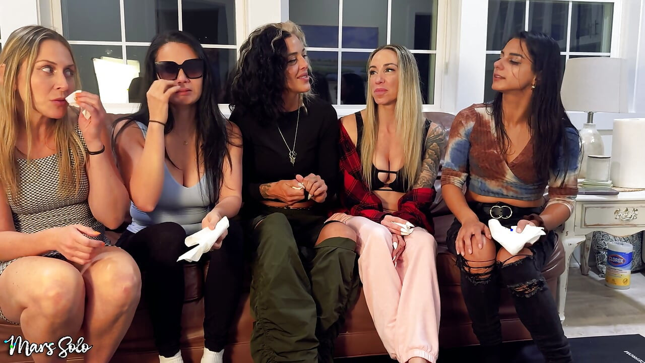 5 kız hapşırdırmayı deniyor - Mars Solo, Sinthia Bee, Seksi Sara Bee ve Andi Vicious hapşırdırarak tozla tanıştırılıyor