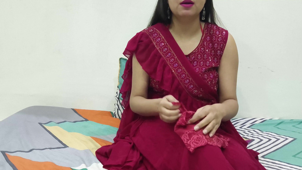 ホットなインド人サーラ・バービーがファーストセックスを教えたことで、膣舐めと激しいセックス。