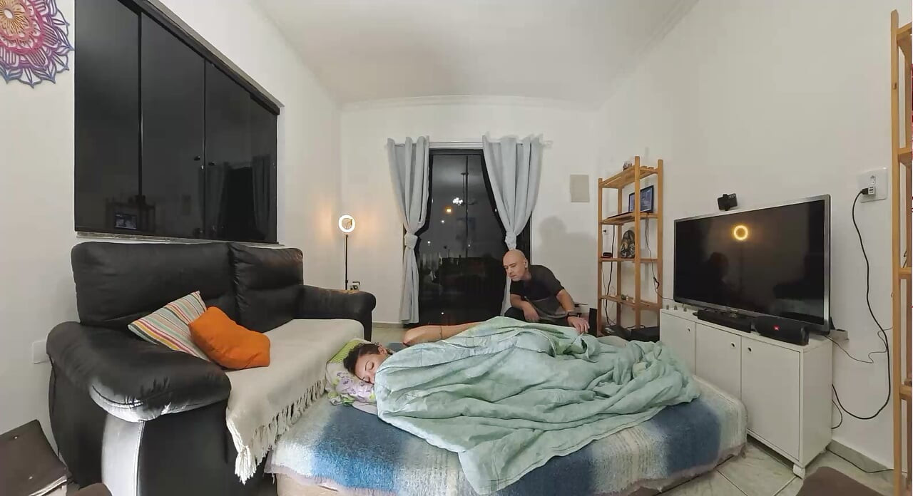 Saya mengimpikan bahawa jiran saya mengoyakkan pakaian saya dan mempergunakan badan saya.