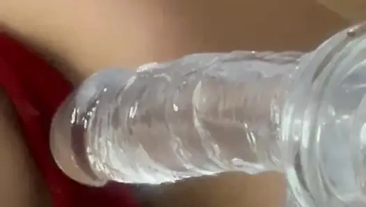 Aku lagi asik muasin memekku pakai mainan seks baruku sambil dia tonton