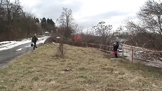 Parkta soğuk ve küçük doğal memeli genç esmer yaşlı bir adam tarafından ısınıyor ve tüm dölleri yutuyor
