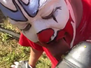 Clown verehrt schlammigen Stiefel mit heißer Soße