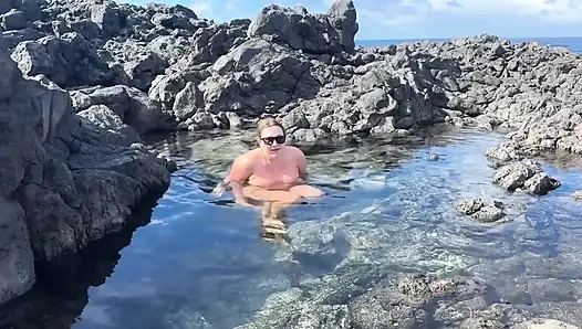 Çıplak kız açık havada doğal havuzda çıplak yüziyor