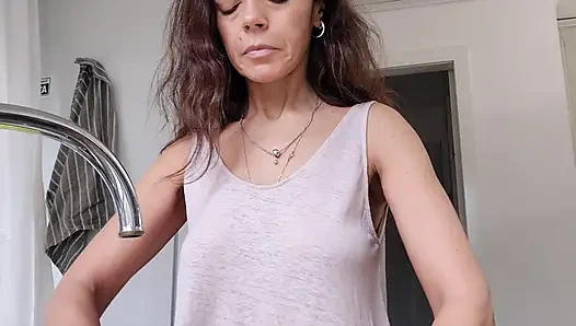 Geile ehefrau wird in der küche gefickt, während sie das geschirr macht