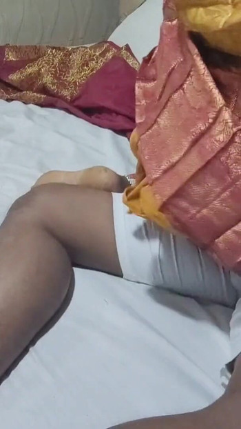 Morate podijeliti trenutak iz "Fist Night with shy young girl Meera Tamil Clear audio"