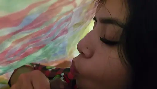 Sara Sodi lutscht seinen Schwanz unter der Decke und bittet dann um einen Schwanz auf allen Vieren