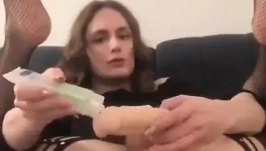Kanepede 6 dakikalık dildo oyunu