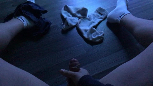 Junge wichst auf seine Sportsocken