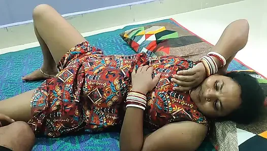 Ich stieg auf meine schwägerin, zog sie nackt aus und fickte sie. Indisches fiking-video