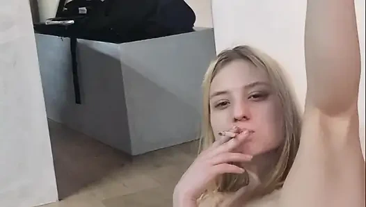 Pinkel Rauchen, Anal Fingern - Blonde Zierliche