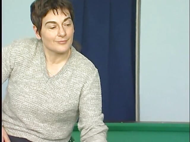 Pelo corto maduro consigue puño y follada