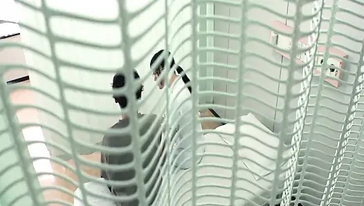 Красивая медсестра Hono втягивает его в запретное дело, он больше не может сопротивляться