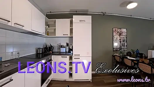 Cewek rambut cokelat dengan rok pink dan kaus kaki paling pendek yang suka pakai bra