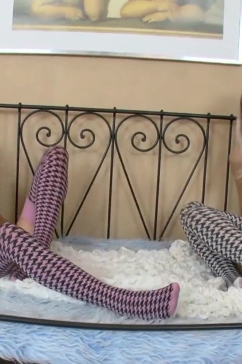 2 lezbiyenin aynı anda büyük dildoyla sikişiyor olması inanılmaz