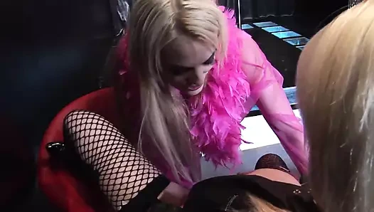 Lesbenszene mit Stacey saran und Karen Kay sind MILFs, die