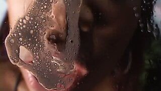 Stallone erotico lecca la figa di una ragazza sexy prima di scoparla
