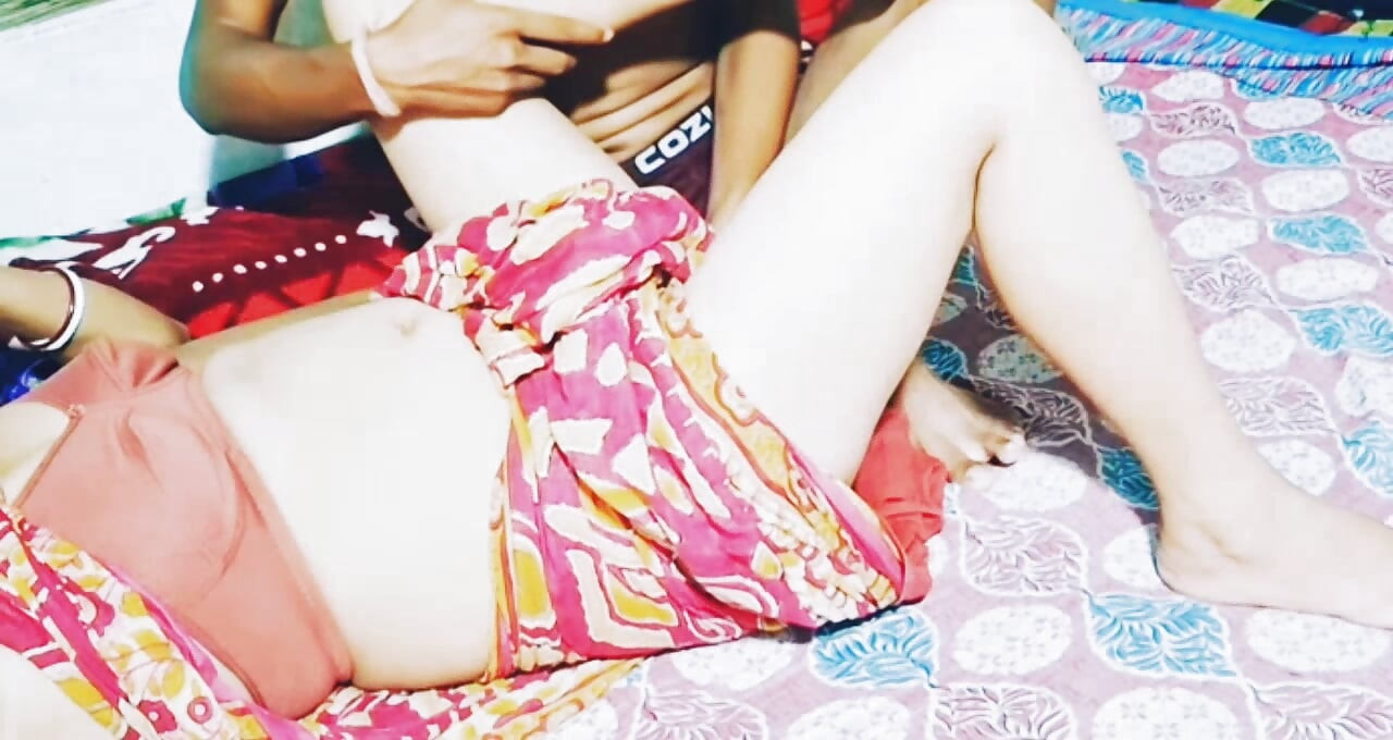 Düzgün vücutlu sarışın orta yaşlı seksi kadın Chris Young'a nasıl düzgün bir şekilde mastürbasyon yapabileceğını gösteriyor.