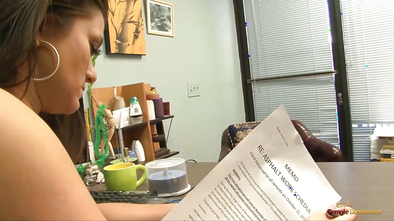 那个痴情的黑屌猛男忍不住舔她的屁股，还用舌头在她腋窝里打转