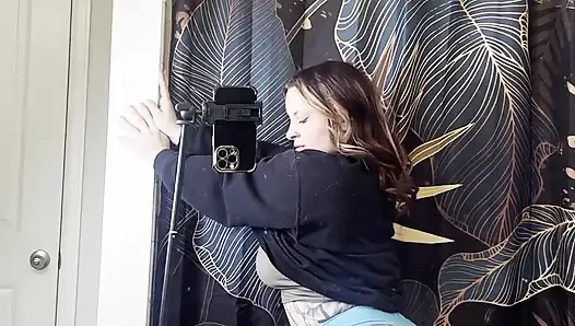 Duş gözetleyen: soyunuyor ve sabunlanıyor