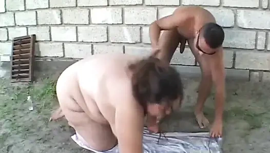 Büyük şişman orta yaşlı seksi kadın bahçede sikişiyor