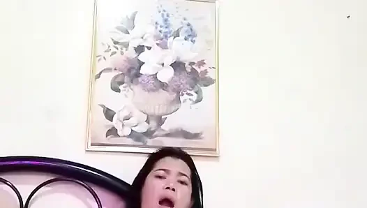 Ateşli seksi Filipinli orta yaşlı seksi kadın önce göğüslerini sonra amcığını sıkıyor ve ovuyor