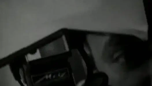 Заманчивая крошка-блондинка трахает возбужденного охранника до камшота на лицо