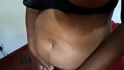 Ibu tiri seksi yang nggak bisa muasin pantatku