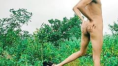 Homens indianos caminham nus na floresta ao ar livre, bunda alta e grande, enorme esperma