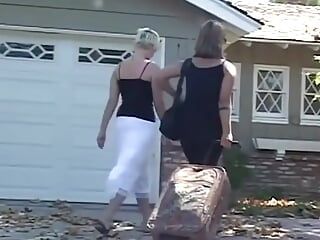 Duas lésbicas se comem na banheira depois de acariciar seus corpos esbeltos