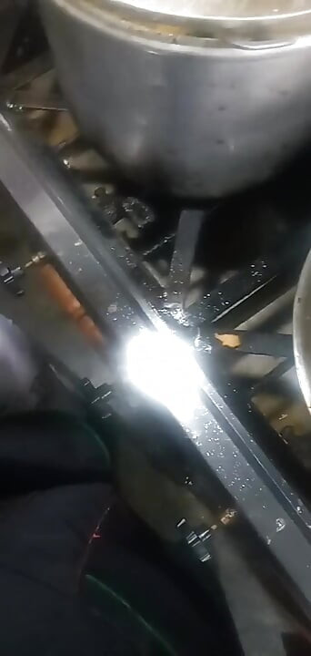 シェフのコックを吸う食器洗い機