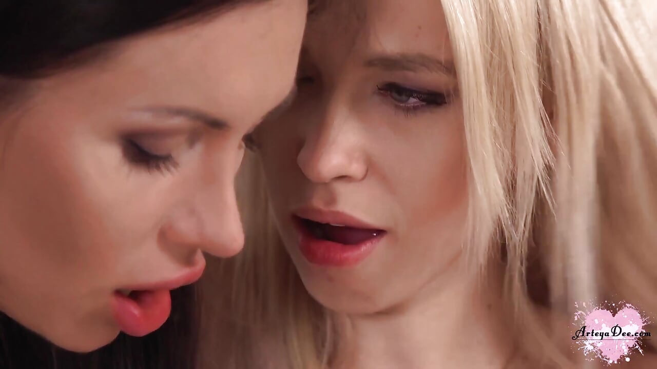 Vrući minx lezbejski seks i ludi orgazam od nežnog lizanja pičke