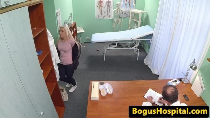 यूरो एमेच्योर मुँह में परीक्षा के दौरान सहस्प्रे